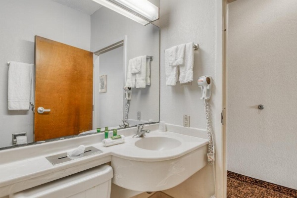 Trident Inn and Suites image 14