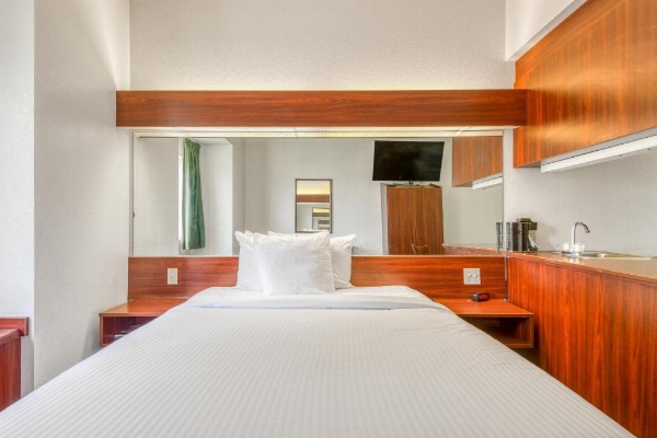 Trident Inn and Suites image 9